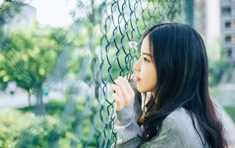 “夫君~”一名美妇带着一股慵懒的风情来到刘璝身后，轻声唤道。
